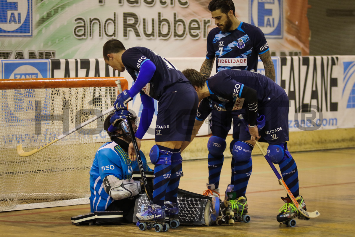 Desolado, Edo Bosch é confortado pelos colegas na sua última Final Four com o Porto, em 2015, depois de derrota com o Vic nas meias-finais em Bassano.