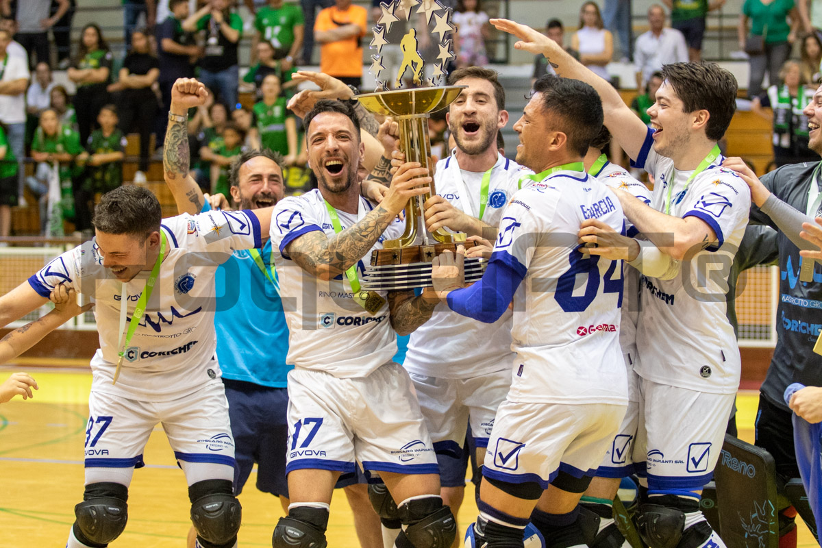 João Pinto ergueu o troféu.