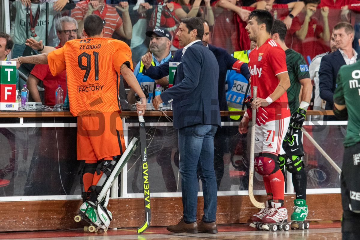 O presidente encarnado Rui Costa desceu à pista no final da partida para tentar ajudar a serenar os ânimos.