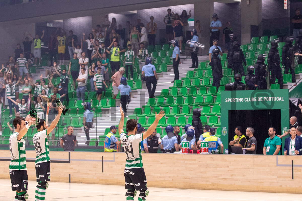 O jogo ficou marcado por várias cargas policiais sobre os adeptos do Sporting. Após o apito final, na central, o vice leonino Miguel Afonso acabou detido.