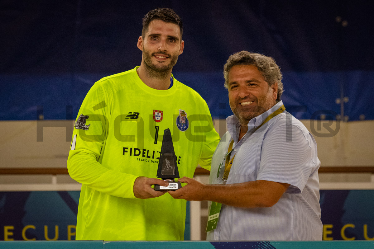 Xavi Malián recebeu o prémio de melhor jogador da Elite Cup 2022 das mãos de Bernardo Ribeiro, director do jornal Record, patrocinador Platina e jornal oficial da prova.