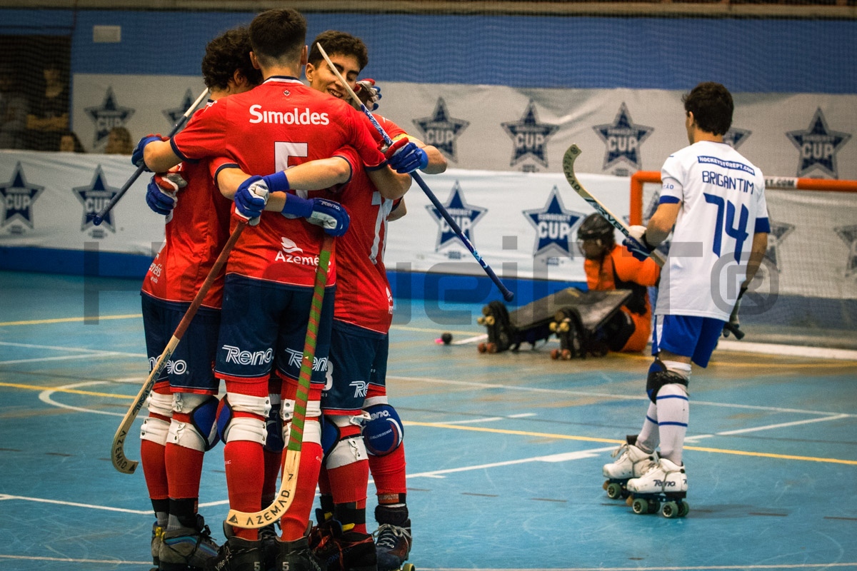 Oliveirense festeja um dos quatro golos de Rodrigo Morais.