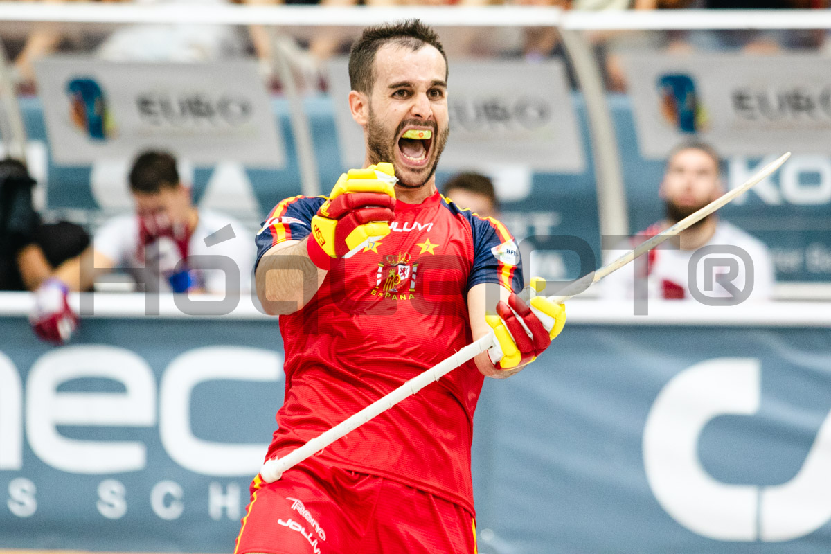 Com um tiro fortíssimo, Xavi Barroso fez o 2-1.