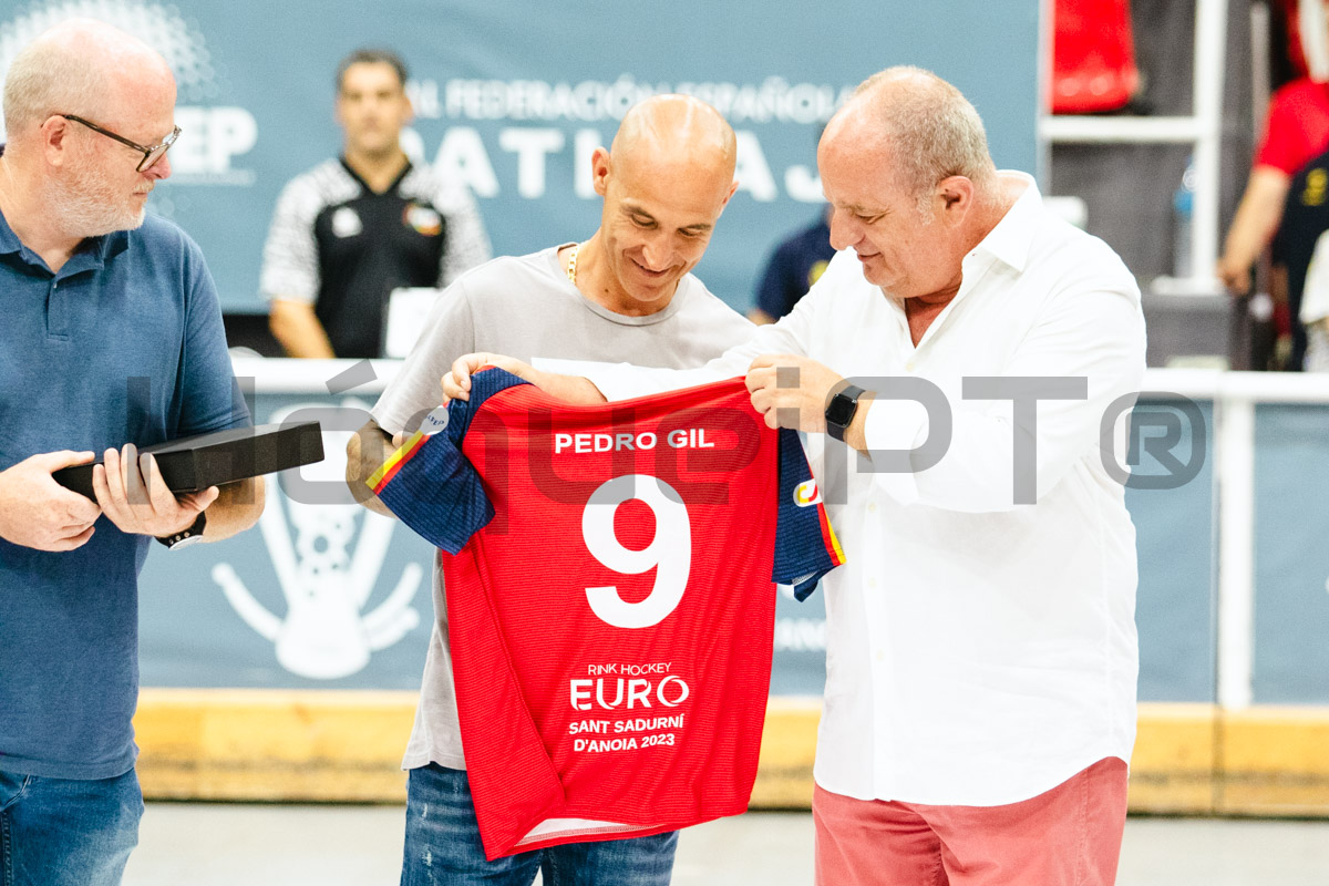 Pedro Gil, vencedor de sete Campeonatos da Europa (e seis do Mundo), foi homenageado antes do início da partida.