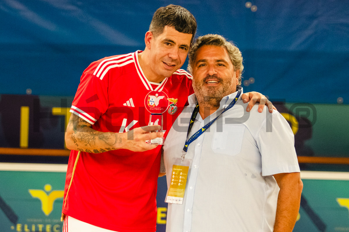 Eleito melhor jogador da prova, recebeu o troféu das mãos de Bernardo Ribeiro, director do Record.