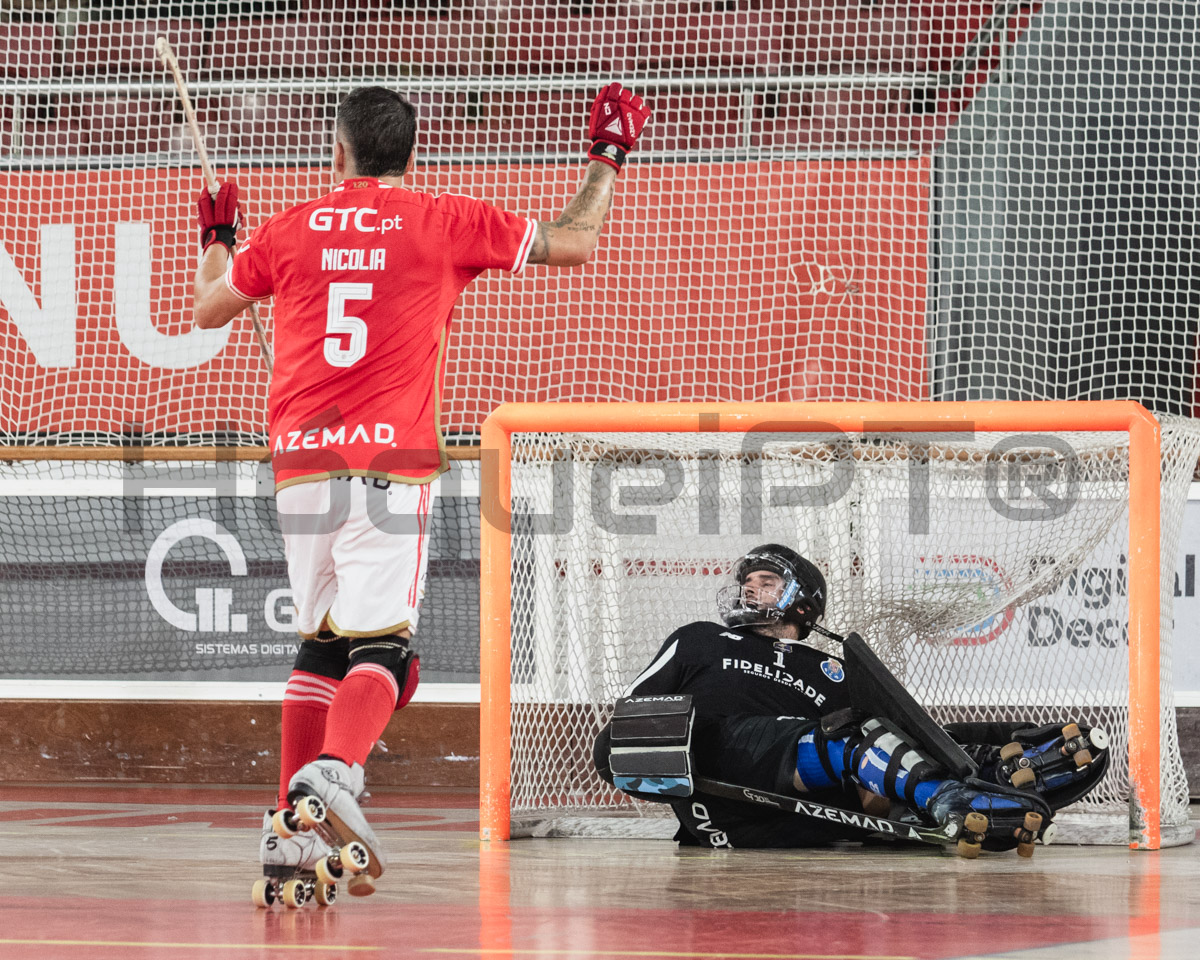 Carlos Nicolia foi chamado dos balneários para a marca de grande penalidade para fazer o segundo de três golos que catapultaram o Benfica para o triunfo.