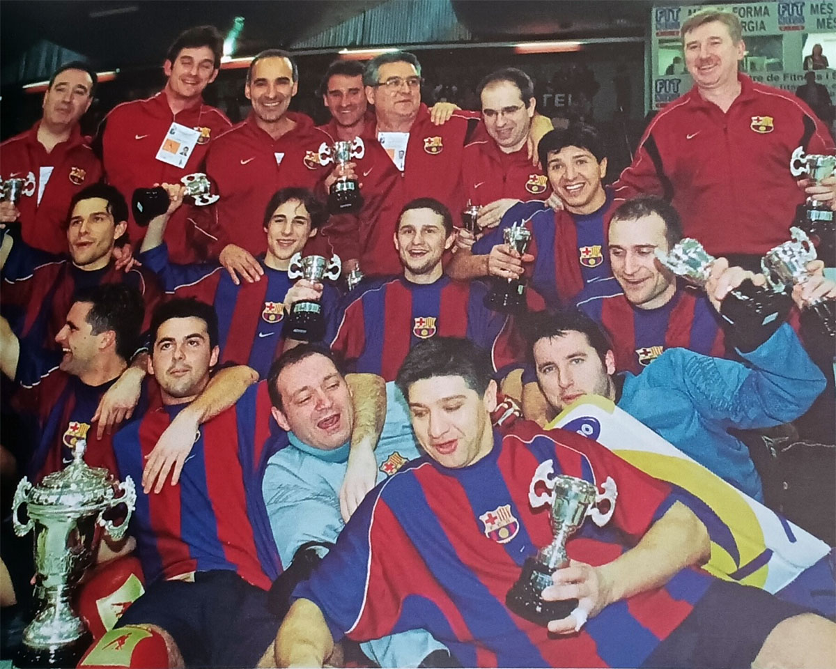 O Barcelona de 2000/01, um dos mais dominadores da História, em plena hegemonia na Espanha e na Europa.