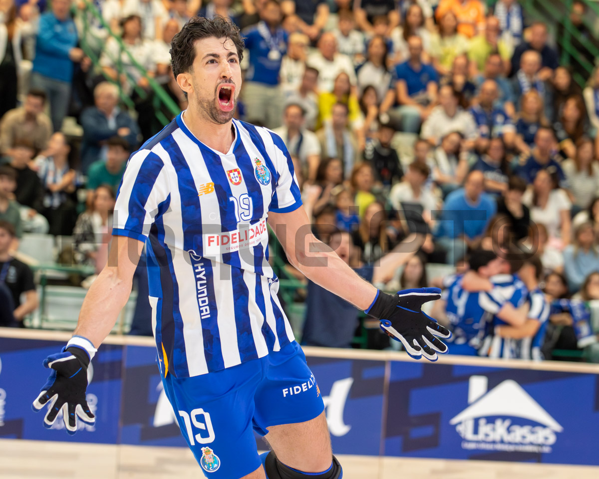 Carlo Di Benedetto fez o único golo de uma primeira parte em que o Porto foi melhor.