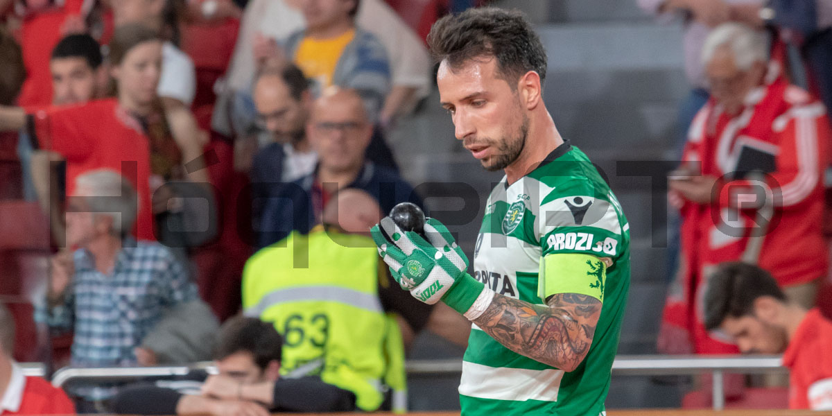 Sporting vence na Luz e tem uma mão no título