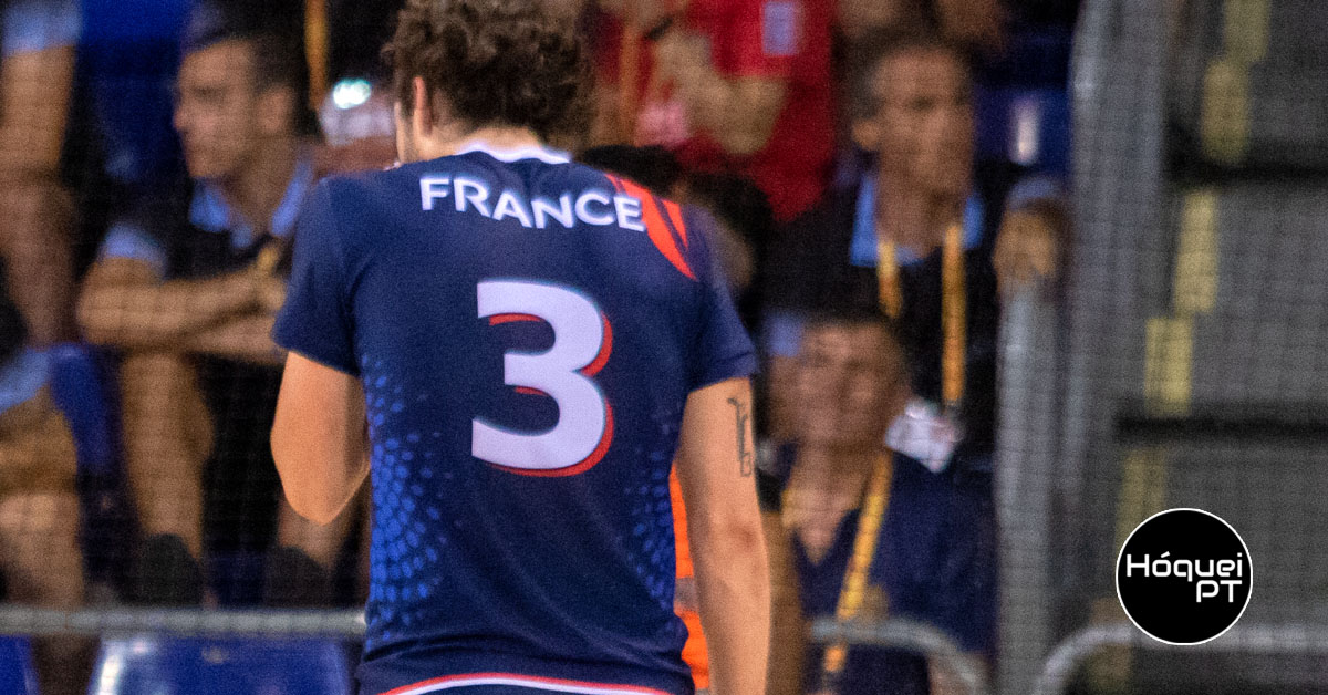 França baixa os braços