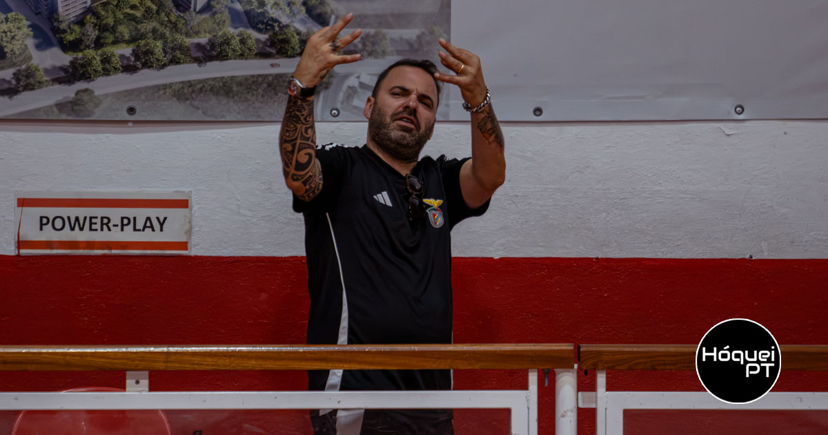 Vitor Oliveira à frente da formação do Benfica
