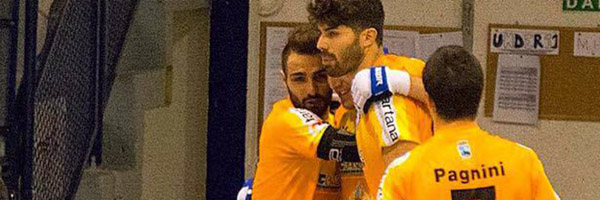 Bis de Marinho derruba defensiva de Nuno Resende