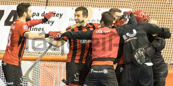 Reus passa nos penaltis