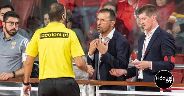 Alejandro Dominguez castigado, mas não falha Dérbi